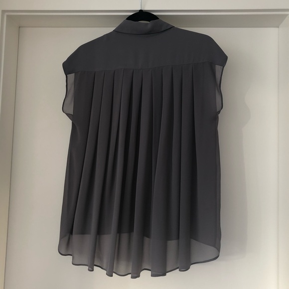 Banana republic flowy blouse in XS - Picture 2 of 3